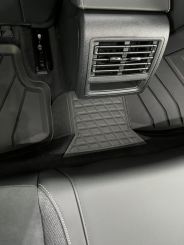 Fußmatte passend für VW T-Roc (2GA) ab 09/2017 Gummimatte Tunnel Mitte hinten Abdeckung Mitteltunnelabdeckung 